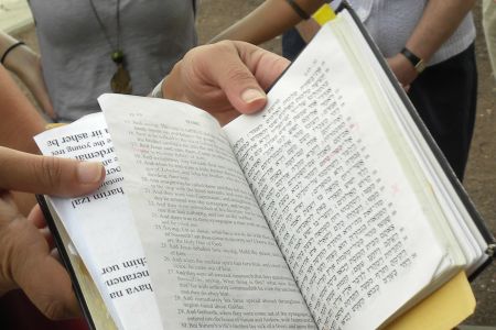 Scriptures in English and Hebrew